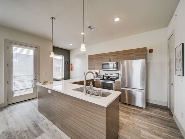 Kühlschrank, Mikrowelle, Ofen, Herdplatte