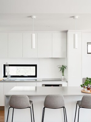 Kylskåp, mikrovågsugn, ugn och spishäll