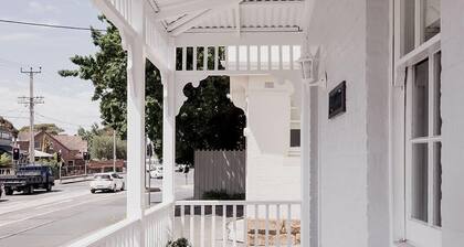 'Allambee' Heritage cottage in trendy South Hobart