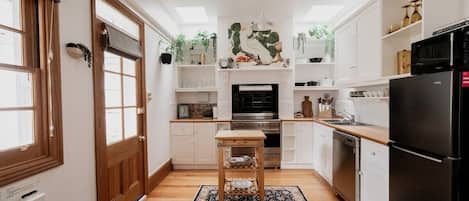 Réfrigérateur, four à micro-ondes, un four, surface de cuisson