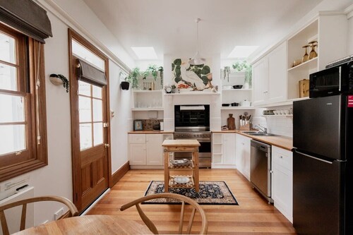 'Allambee' Heritage cottage in trendy South Hobart