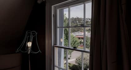 The Cutest Cottage In Town - South Hobart