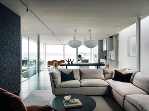 Tv, eldstad och kontor
