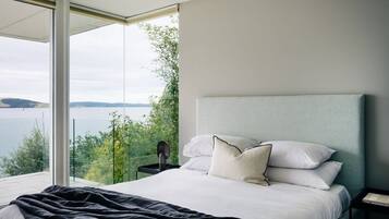 4 bedrooms, desk, iron/ironing board, WiFi