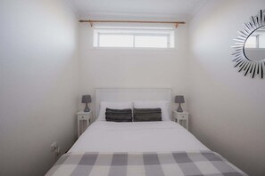 2 bedrooms, desk, iron/ironing board, WiFi