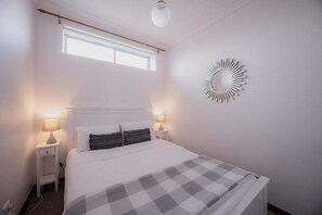 2 bedrooms, desk, iron/ironing board, WiFi