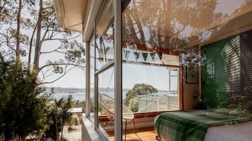 2 bedrooms, desk, iron/ironing board, WiFi