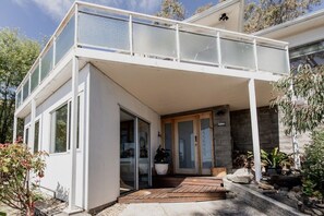 Exterior detail - Hillside Retreat in Hobart (Mount Nelson)