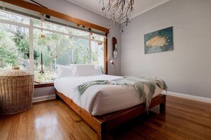 2 bedrooms, desk, iron/ironing board, WiFi