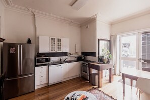 Fridge, microwave, oven, stovetop - Central Hobart Studio (Hobart)