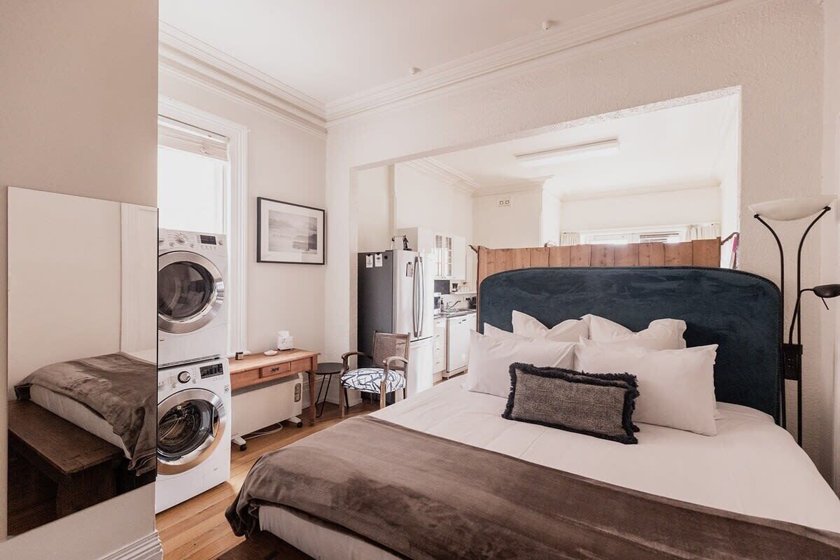 1 habitación, escritorio, tabla de planchar con plancha y ropa de cama 