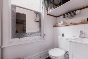 Shower, hair dryer, towels - Central Hobart Studio (Hobart)