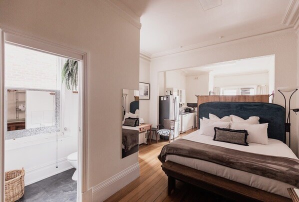 1 bedroom, desk, iron/ironing board, bed sheets - Central Hobart Studio (Hobart)