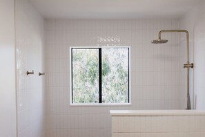 Dusche, Haartrockner, Handtücher