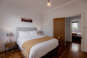 3 Schlafzimmer, Schreibtisch, Bügeleisen/Bügelbrett, WLAN