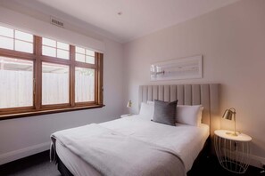 4 Schlafzimmer, Schreibtisch, Bügeleisen/Bügelbrett, WLAN