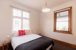 3 bedrooms, desk, iron/ironing board, WiFi
