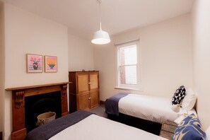 3 Schlafzimmer, Schreibtisch, Bügeleisen/Bügelbrett, WLAN