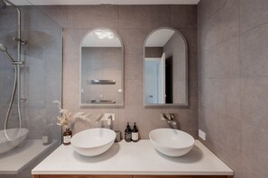 Dusche, Haartrockner, Handtücher
