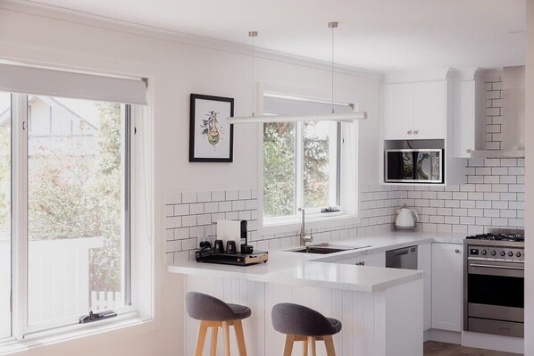 Køleskab, mikrobølgeovn, ovn, kogeplade