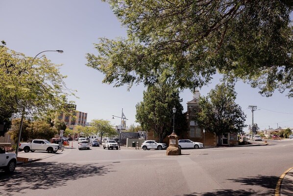 المنطقة المحيطة بالمنشأة
