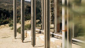 Un bâtiment moderne doté d’une série de colonnes verticales et de grandes fenêtres en verre.