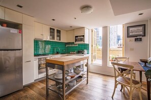 Fridge, microwave, oven, stovetop - Deco Loft on Russell Street (Melbourne)