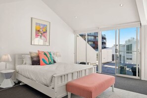 3 bedrooms, desk, iron/ironing board, WiFi - Spacious Modern Terrace in the Heart of Hobart CBD (Hobart)