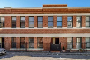 Exterior - Spacious Modern Terrace in the Heart of Hobart CBD (Hobart)