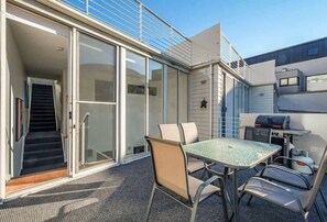 Outdoor dining - Spacious Modern Terrace in the Heart of Hobart CBD (Hobart)