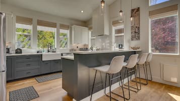 Geladeira, micro-ondas, fogão, cooktop