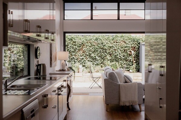 Fridge, microwave, oven, stovetop - Stay steps from Salamanca in historical cottage (Battery Point)