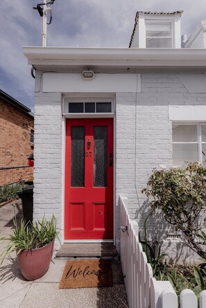 Exterior detail - Stay steps from Salamanca in historical cottage (Battery Point)
