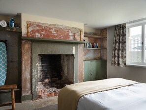 1 bedroom, desk, iron/ironing board, WiFi