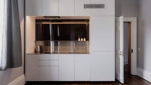 Una cocina compacta con estufa integrada, pileta y alacenas.