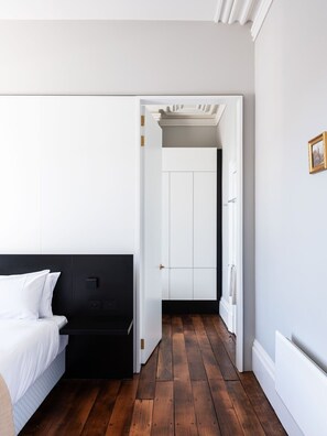 2 bedrooms, desk, iron/ironing board, WiFi