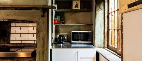 Four à micro-ondes, surface de cuisson, lave-vaisselle, grille-pain