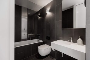 Douche, sèche-cheveux, serviettes fournies