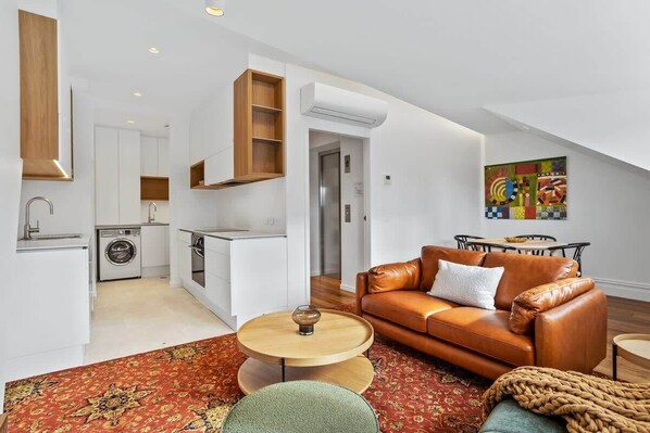 A modern apartment with a kitchen, living room, and dining area. - Historical Victoria Tavern Three (Hobart)