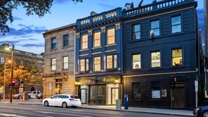 Un edificio in stile vittoriano con un negozio che riporta l'insegna "Victoria Tavern".