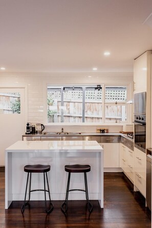 Een koelkast, een microgolfoven, een oven, een kookplaat