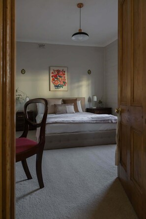 3 habitaciones, tabla de planchar con plancha, wifi y ropa de cama 