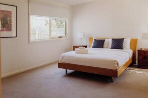 3 bedrooms, iron/ironing board, WiFi, bed sheets - St Helens shack with pool and water views (Saint Helens)