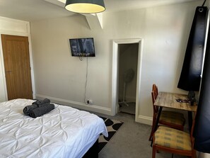 Apartment | 1 bedroom, iron/ironing board, free WiFi, bed sheets - Family Friendly One Bedroom Apartment w King Bed (Colchester)