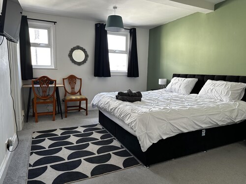 Family Friendly One Bedroom Apartment w King Bed