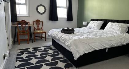 Family Friendly One Bedroom Apartment w King Bed