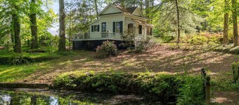 Little White House Studio w/ Full Kitchen