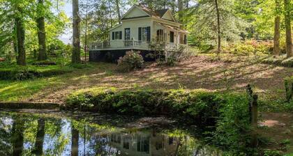 Little White House Studio w/ Full Kitchen