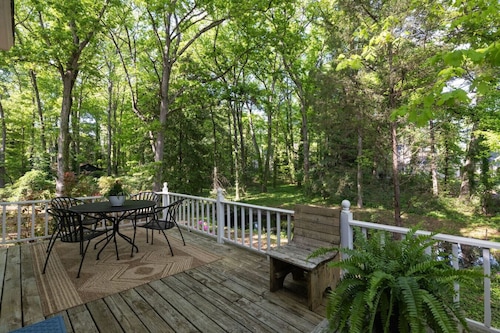 Little White House Studio w/ Full Kitchen