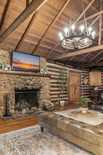 The Cabin - Fire Pit, Pool Table, Spacious